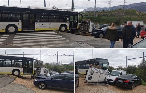 Velika Nesre A U Splitu Prometov Autobus Pomeo Parkirane Automobile