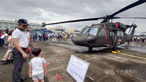 空軍嘉義基地開放 超過10萬人欣賞戰機性能展示 政治 中央社 Cna