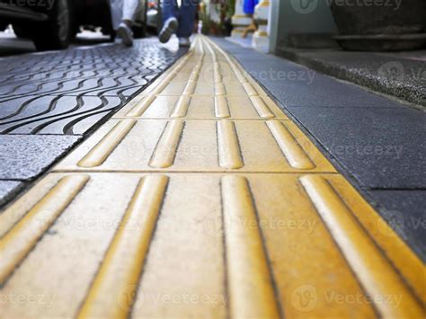 vista en perspectiva de ángulo bajo de peatones caminando con