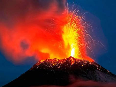 Fotos Mexikanischer Vulkan Popocatépetl spuckt glühende Asche