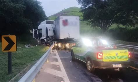 Carreta D L E Sai Da Pista Na Br Em Leopoldina Marcelo Lopes