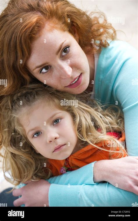 Faire Place Au Jeune Fille M Re De Fa On Protectrice Photo Stock Alamy