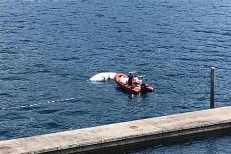 Barca A Vela Si Rovescia Di Fronte Al Lido Di Brissago