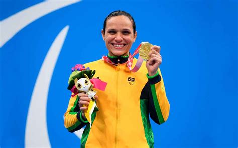 Carol Santiago Vence Os 50m Livre E Conquista O Primeiro Ouro Feminino