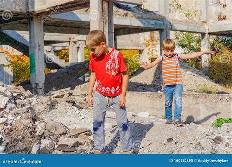 Dos NiÃos Pobres Y Sucios EstÃn Buscando Comida Y Refugio En La