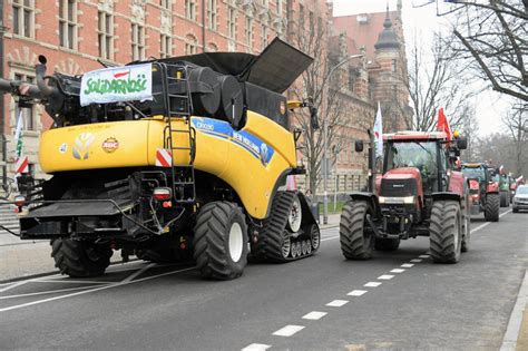 Protestujący rolnicy na Wałach Chrobrego w Szczecinie Wojewoda