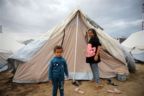 In Photos Palestinian Families Take Shelter Inside Gaza Refugee Camp