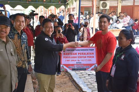 Tinjau Pasar Penyeimbang Di Bartim Wagub Serahkan Simbolis Bantuan