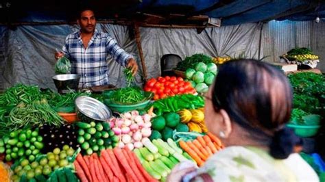 खेत पानी में डूबे फिर भी कहां से आती हैं हरी हरी सब्जियां यही तो महंगाई का असली खेल है