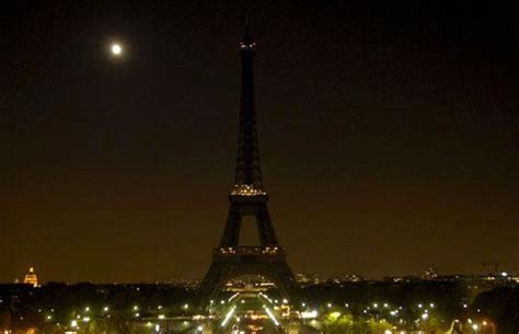 Torre Eiffel a oscuras en homenaje a víctimas del atentado de Londres