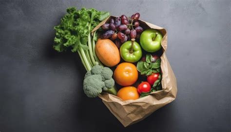 Una Bolsa De Frutas Y Verduras Sobre Una Mesa Foto Premium