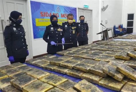 Polis Tahan Enam Transporter Rampas Ketulan Ganja Mampat