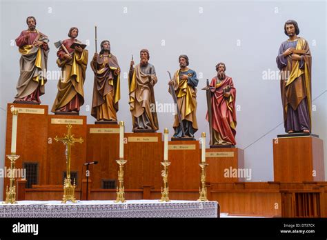 Statues of the 12 apostles hi-res stock photography and images - Alamy