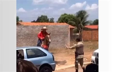 Suspeito A Cavalo Nocauteia Homem Soco Na Frente De Policial