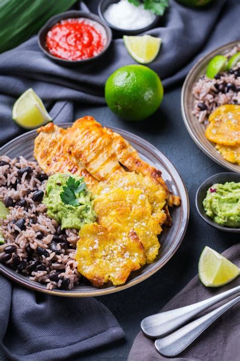 Arroz Con Jud As Negras Pollo Frito Pechuga Y Tostones Plantains Foto