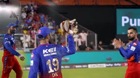 Virat Faf All Rcb Players Gesture For Dinesh Kartik On His Last Ipl