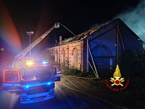 Incendio In Un Capannone Dell Area Ferroviaria Di Porta Vescovo