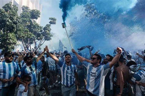 La afición del Málaga CF toma el aeropuerto para despedir al equipo