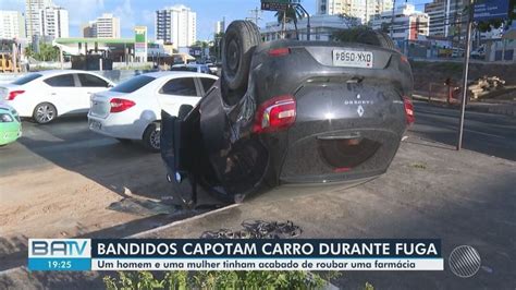 Perseguição policial termina carro capotado e suspeitos de assalto