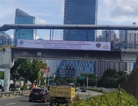 Portal Pembatas Ketinggian Kendaraan Dipasang Di Tol Grogol Kebon Jeruk