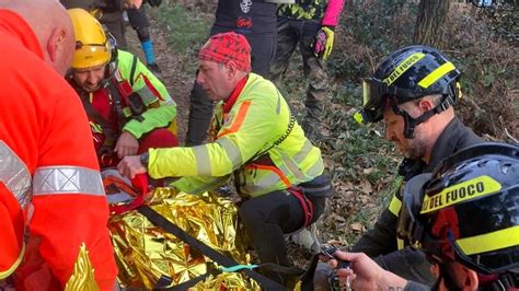 Cade Dalla Bici Durante L Escursione Nel Bosco Salvato Dai Team Di