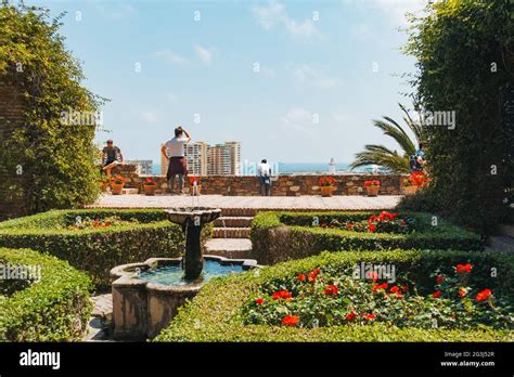 Los Visitantes Admiran Las Vistas De La Ciudad De M Laga Desde Los