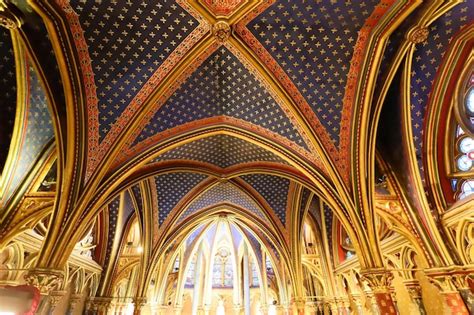 Vista interior de la santa capilla sainte chapelle en parís francia