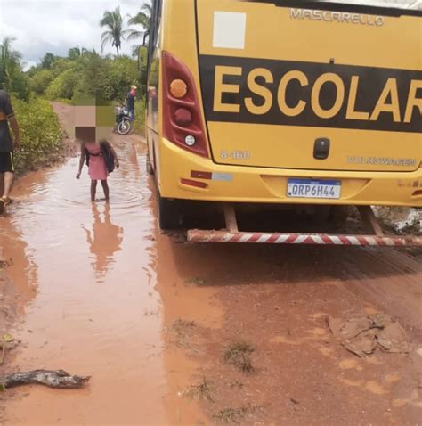 Nibus Escolar Atola Em Estrada Da Localidade Muqu M Em Miguel Alves