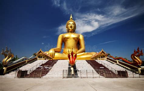 Grand Bouddha D Or Chez Wat Muang De Province D Ang Thong Photo Stock