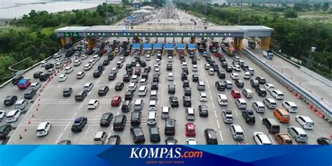 Antrean Kendaraan Mulai Mengular Di Gerbang Tol Cikampek Utama Sore Ini