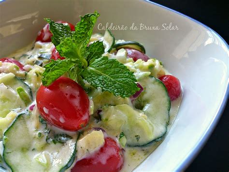 Receitas do Caldeirão Salada de pepino abobrinha tomate uva