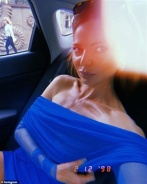 Nude Künstlerin Dina Broadhurst zeigt ihre langbeinigen Beine in