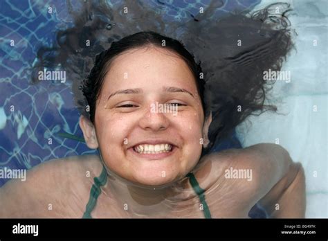 Jeune fille bikini photo Banque de photographies et dimages à haute résolution Alamy