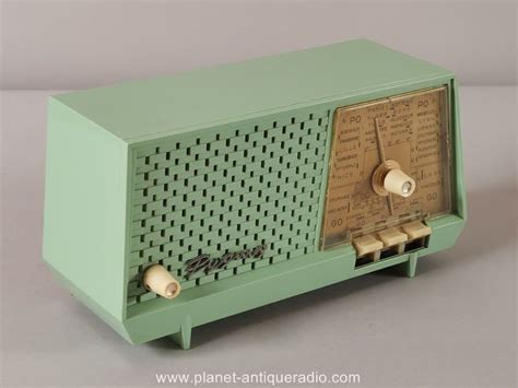 An Old Fashioned Radio Sitting On Top Of A Table