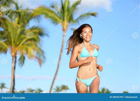 Mujer Del Bikini Que Corre En La Sonrisa De La Playa Feliz Imagen De Archivo Imagen De Retrato