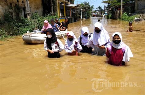 Banjir Rendam Pemukiman Warga Di Kampung Ciputat Kab Bandung Foto