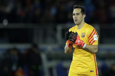 Claudio Bravo Elegido Mejor Futbolista Del A O Por La Prensa Deportiva