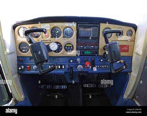 Cessna 152 cockpit hi-res stock photography and images - Alamy