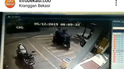 Terekam CCTV Begini Aksi Maling Curi Motor Kurang Dari 15 Detik Di