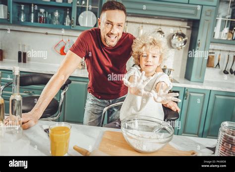 Blonde behaarte junge Fotos und Bildmaterial in hoher Auflösung Alamy