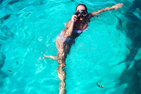 Ung Flicka Med Dykmask Och Snorkel Dykar I Rent Bl Tt Havsvatten Vuxen Kvinna I Vit Bikini