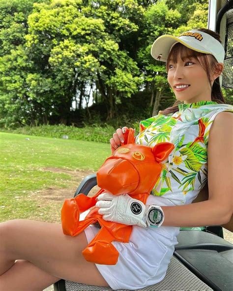 石関いづみさんのインスタグラム写真 石関いづみinstagram「𝐑𝐞𝐬𝐨𝐫𝐭 𝐏𝐚𝐭𝐭𝐞𝐫𝐧 🌿 夏らしいリゾート柄が可愛い˵⍢⃝˵