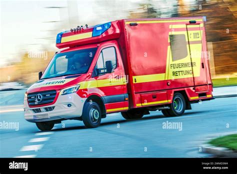 Blaulicht Feuerwehr Rettungsfahrzeug Im Einsatz M Nchen Februar