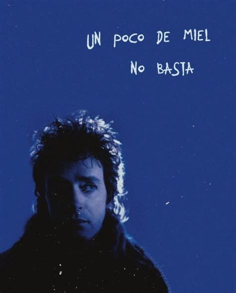 A Man Standing In Front Of A Blue Background With The Words Un Poco De