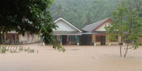 Sungai Penguluran Meluap Desa Sitiarjo Kabupaten Malang Banjir