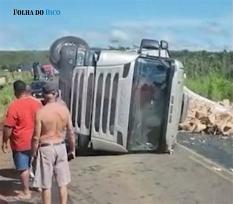 Caminh O Bebidas Tomba Na To Entre Anan S E Angico Folha Do Bico