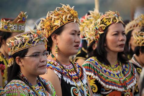 The Humble Of Dayak People - East Kalimantan | Middle eastern fashion ...