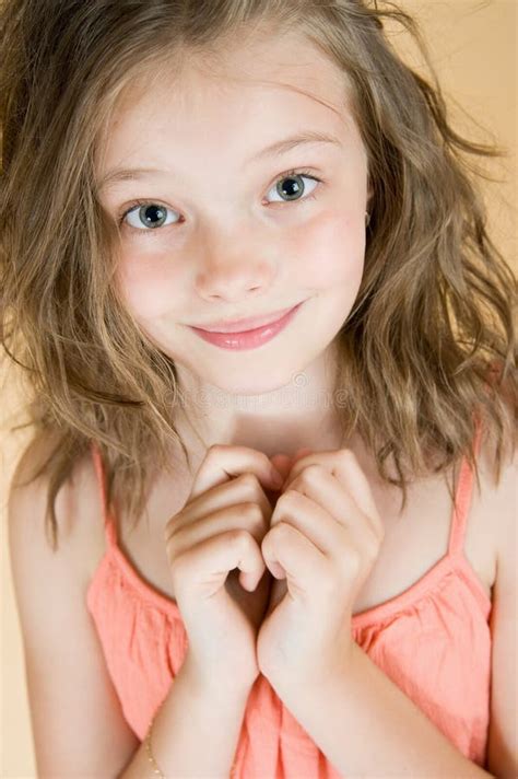 Portrait Dune Fille Mignonne De 8 Ans Image Stock Image Of Fille