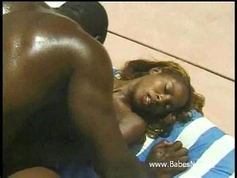Chica de ébano caliente clavada en la piscina XVIDEOS