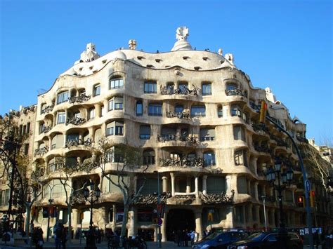 Дом Мила (Casa Milà) или Каменоломня (исп., кат. la Pedrera) 1906 ...